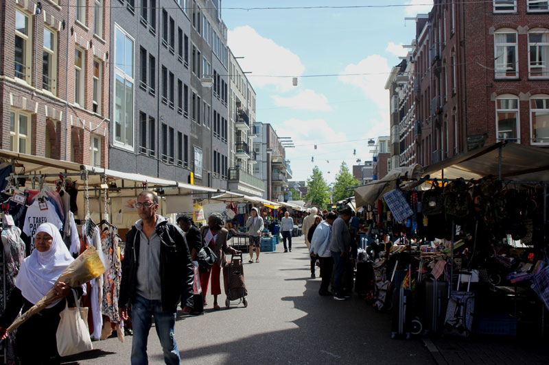 De markt in de Ten Katestraat