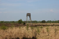Uitkijktoren links van het pad